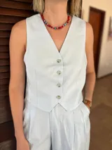 Chaleco sastrero de lino celeste con botones.