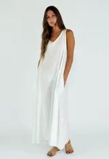 Vestido largo color beige, de corte suelto, sin mangas y con cuello redondo.