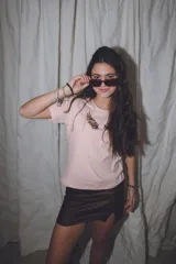 Minifalda dorada de cuero sintético, corte medio/bajo, con cortes en el delantero y pequeño tajo a un lado.