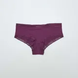 Pack de tres culottes de microfibra con cintura de encaje: uno color naranja con estampado de lunares negros, uno color borgoña liso y uno color azul con estampado floral multicolor.