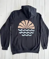 Canguro negro con capucha y cordones ajustables, con estampado en la espalda de un sol naciente sobre el mar.