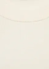 Remera de punto fino color blanco, de manga corta y cuello redondo, corte entallado.