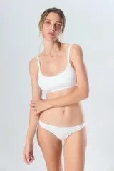 Colaless blanca de poliamida y elastano con forro de algodón.