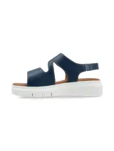 Sandalia con suela anatómica, tiras de cuero metalizado azul y plateado ajustables con velcro, forro y plantilla de cuero y suela de PU.