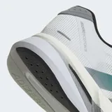 Championes de running Adidas Adizero Boston 13, color blanco con tres franjas laterales en verde azulado degradado. Cuentan con amortiguación Lightstrike y Lightstrike Pro y suela de caucho Continental™.
