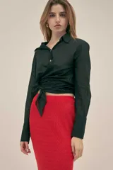 Falda larga tejida en algodón color rojo, con cintura elastizada y detalle de logo en cobre.