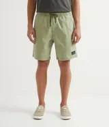 Bermuda masculina color verde oliva, confeccionada en sarga con efecto jaspeado. Cuenta con cintura elástica ajustable con cordón, bolsillos laterales y traseros, y etiqueta en la parte inferior.
