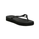 Ojotas negras con plataforma de goma y tiras finas.