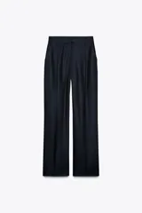 Pantalón de vestir azul marino, de tiro alto, con pinzas delanteras, bolsillos laterales y falsos bolsillos de vivo con botón en la parte trasera.