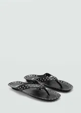 Sandalia negra de cuero con diseño destalonado, punta cuadrada y apliques metálicos.