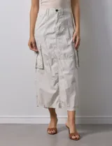 Falda larga color beige, de corte recto, con bolsillos cargo laterales y traseros.