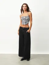 Top corto con estampado de cebra, breteles finos y espalda descubierta.