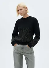 Sweater negro de punto medio con cuello redondo y detalle de strass en el frente.