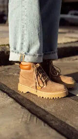 Bota acordonada de cuero color arena con suela track color beige.