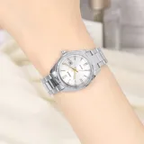 Reloj Casio plateado con caja de acero inoxidable, esfera plateada de 30mm, agujas doradas y calendario.