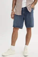 Bermuda de jean azul de corte amplio.