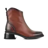 Bota corta negra de cuero con punta cuadrada y cierre lateral. El taco es geométrico con detalle plateado.