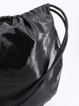 Bolso tote negro de tela brillante con fruncido superior y ajuste de cordón con pieza metálica.