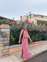 Falda larga tejida a rayas rojas y blancas, con pretina elástica y tajos laterales profundos.