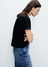 Camiseta blanca de algodón con cuello redondo, mangas cortas y diseño calado con bordado de lunares.