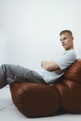 Pantalón cargo gris de sarga de mezcla de algodón, con elástico fruncido en la cintura y cierre con botón a presión. Cuenta con bolsillos al bies con cierre, bolsillo insertado en una pierna, bolsillos con solapa en las piernas y bolsillos insertados atrás. Corte estándar para una silueta clásica y cómoda.