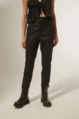 Pantalón negro de ecocuero, corte recto, tiro alto y cinturón con hebilla cuadrada.