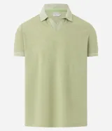 Polo de hombre color verde claro con efecto lavado, cuello polo y manga corta. Presenta un escote en V en la abertura del cuello.