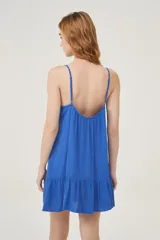 Vestido corto azul eléctrico con breteles finos y volado en el ruedo.