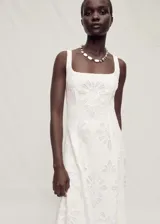 Vestido midi blanco de encaje con tirantes finos y escote cuadrado.