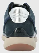 Zapatillas urbanas Hush Puppies modelo Goss, color azul marino, confeccionadas en cuero con detalles metalizados plateados en el talón y la lengüeta. Cuentan con suela de EVA con tecnología Zero G y plantilla Bloom de algas recicladas.