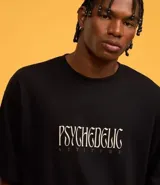Remera negra de corte boxy con estampa frontal de Gasparin psicodélico.