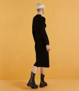 Vestido midi negro de tejido de punto acanalado, con cuello alto y mangas largas.
