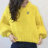 Buzo amarillo tejido a mano con lana merino.