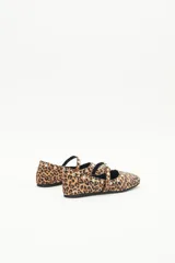 Balerinas con estampado animal print, tira sobre el empeine y remaches metálicos.