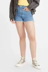 Short de jean celeste con tiro alto, calce relajado y terminación desflecada.