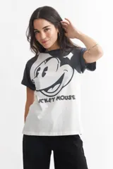 Remera blanca con mangas raglán grises y estampado frontal de Mickey Mouse con texto.