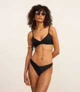 Bombacha de bikini negra con costuras contrastantes y corte de pierna alto.