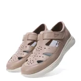 Sandalia de cuero color marrón con aberturas y ajuste con velcro.