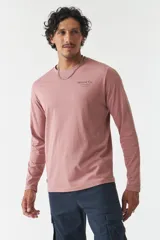 Remera de manga larga verde oscuro para hombre, con escote redondo y logo estampado en el pecho.