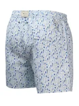 Short de baño celeste con estampado de ballenas en azul y gris. Tiene cintura elástica con cordón ajustable y bolsillos laterales.