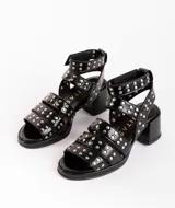 Sandalias de cuero color bordó con tres tiras horizontales sobre el empeine y pulsera al tobillo, ambas con apliques de tachas plateadas.