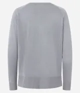 Suéter de punto color gris plateado, con cuello redondo y mangas largas. Presenta puños y bajo acanalados.