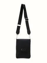 Bandolera negra de cuero sintético, con correa ancha de tela con el logo de la marca.