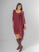 Vestido o blusón maxi de seda italiana color borgoña, con mangas amplias y forro de modal elastizado. Presenta un corte fluido y escote redondo.