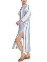 Túnica amplia de lino y algodón orgánico con escote en V, manga tres cuartos y cortes en los costados. Diseño a rayas verticales azules y blancas.