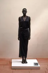Top musculosa negro con escote en V y tirantes finos.