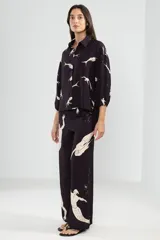 Camisa negra con estampado de sirenas en color crema, de mangas 3/4 con puños elastizados y cuello camisero.