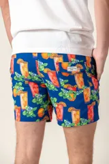 Short de baño azul con estampado de flores blancas, cintura elástica y cordón ajustable.