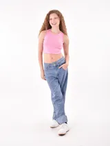 Musculosa corta de algodón color rosa, con cuello redondo y sisas amplias.