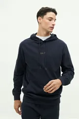 Canguro de felpa color hueso, con capucha ajustable, cordones y logo estampado en el pecho.